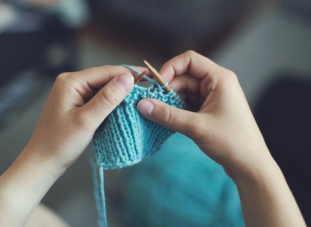 hands knitting